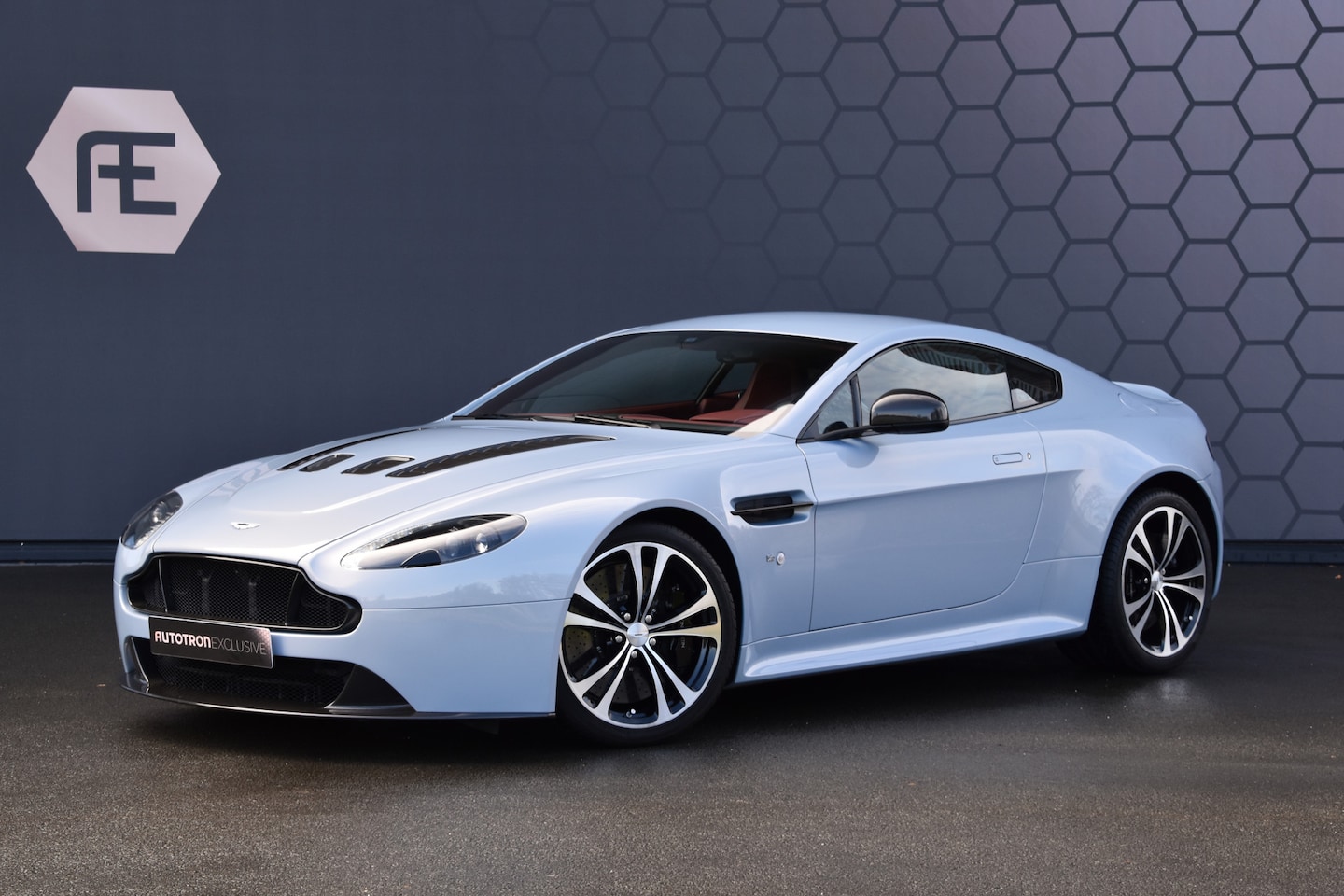 Aston Martin V12 Vantage - S 5.9 | FABRIEKSNIEUW / WIE NEU | KERAMISCHE REMMEN | MAKO BLUE | VOLLEDIG INTERIEUR & EXT - AutoWereld.nl