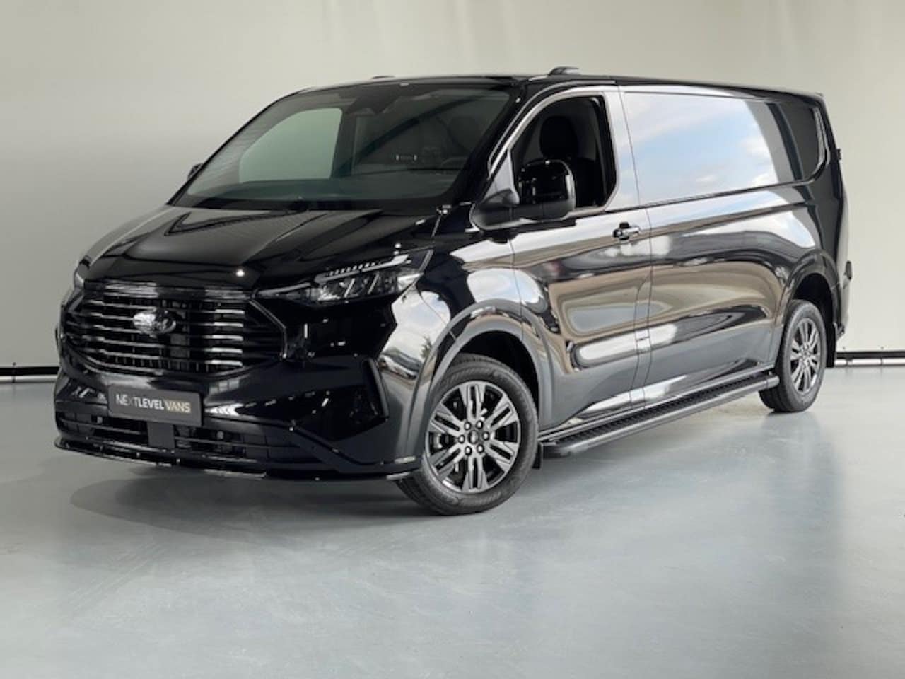 Ford Transit Custom - 300 2.0 TDCI L2H1 170 PK AUT Limited / Pack Premium / Adaptieve / Camera - AutoWereld.nl