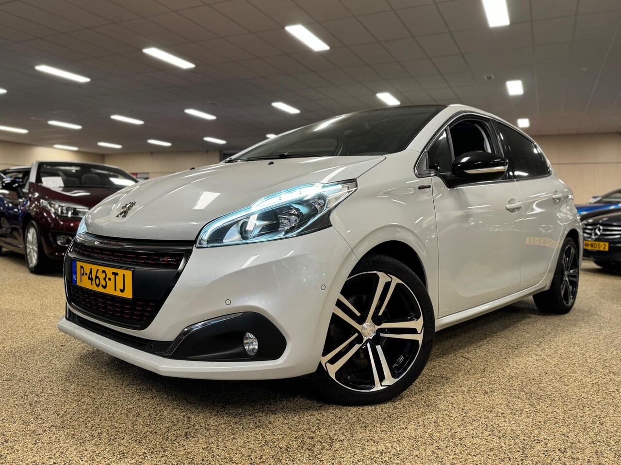 Peugeot 208 - 1.2 PureTech GT-line/Navigatie/Auto Parkeren/Camera/Panoramadak/Xenon. - AutoWereld.nl