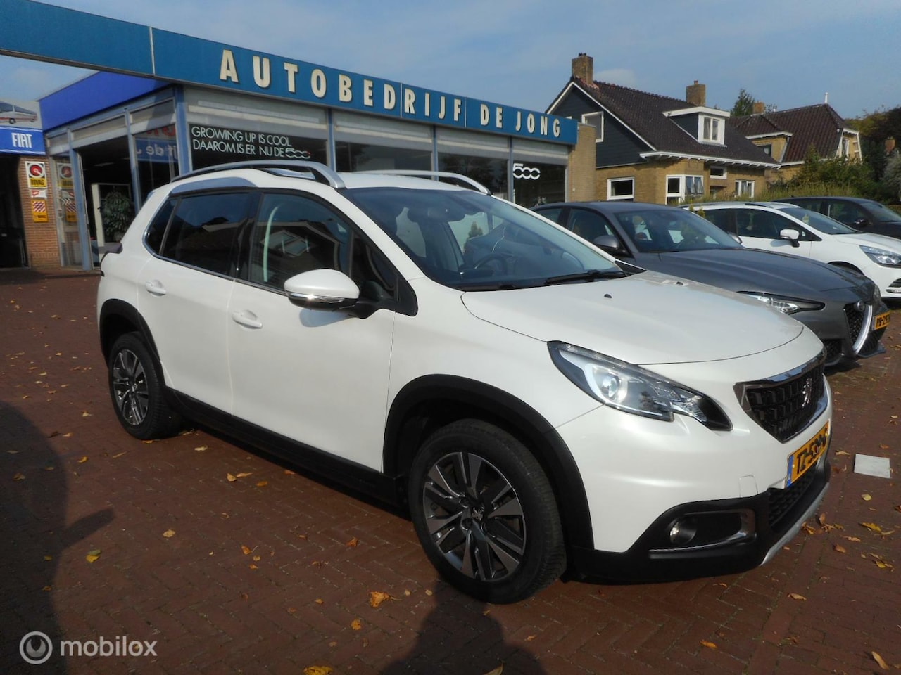 Peugeot 2008 - 1.2 PureTech 110 Allure EAT8 AUTOMAAT+PARELMOER LAK+ECC+NAVI - AutoWereld.nl