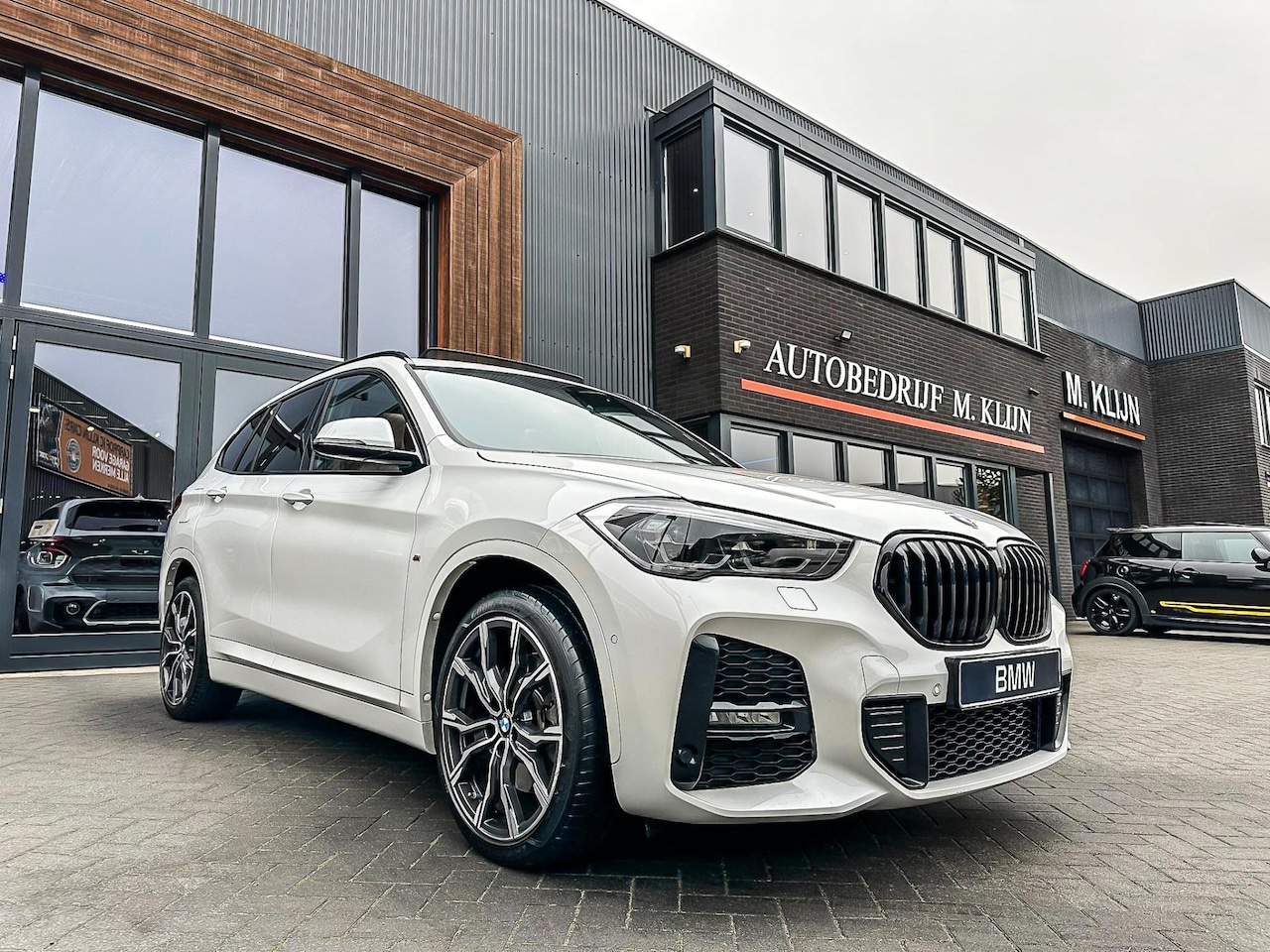 BMW X1 - XDrive25e High Exe M sport 220pk/bruin leer/pano/trekhaak/hk/bomvol - AutoWereld.nl