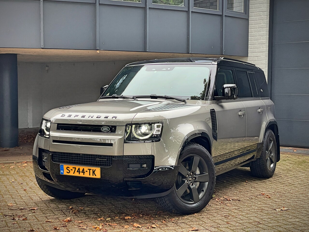 Land Rover Defender 110 - P400e HSE X-Dynamic / PANO / CARPLAY / TREKHAAK / VOL - AutoWereld.nl