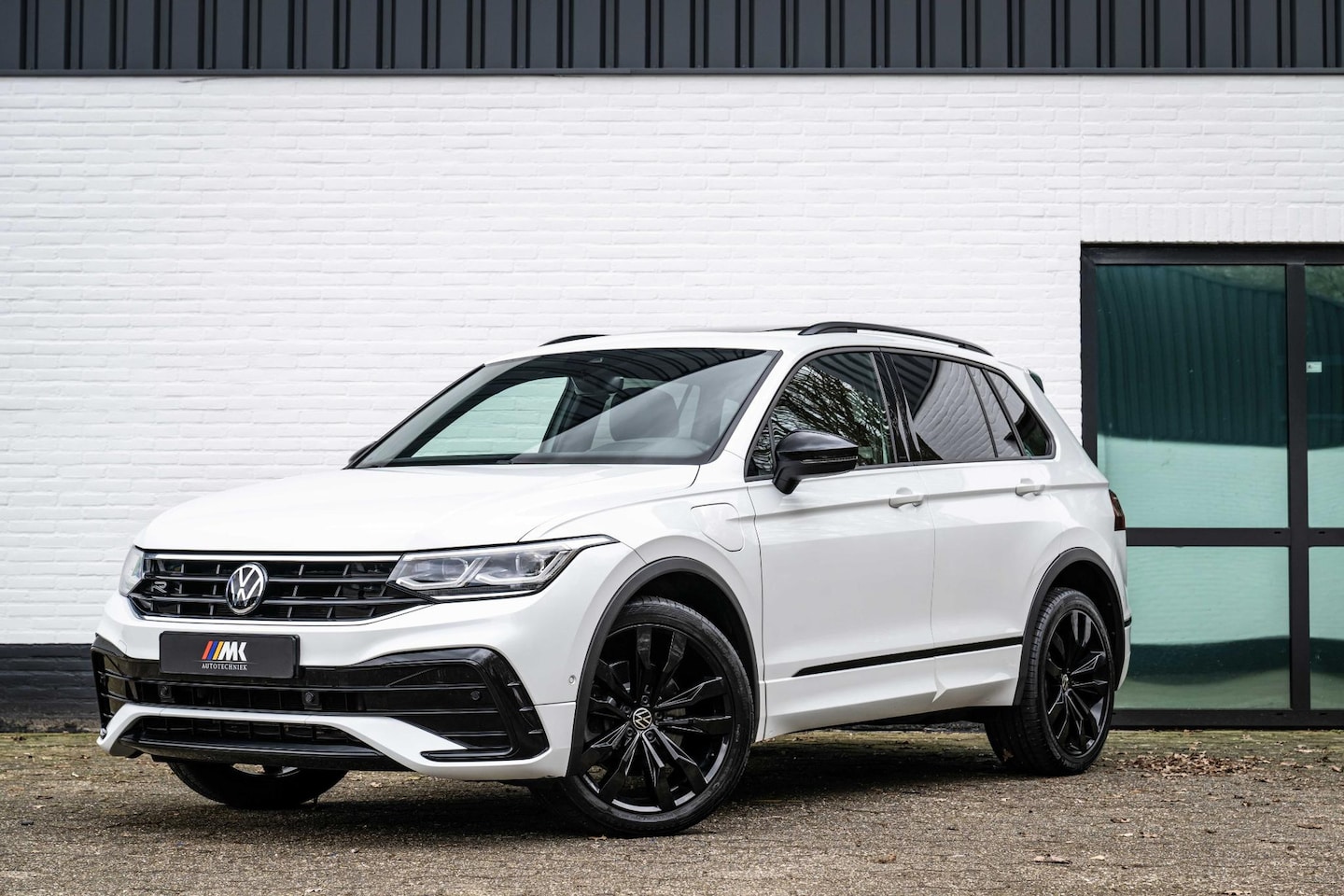 Volkswagen Tiguan - 1.4 TSI eHybrid R-Line 245pk BlackStyle Leder Pano Leder Memory HUD Trekhaak IQ.Light LED - AutoWereld.nl