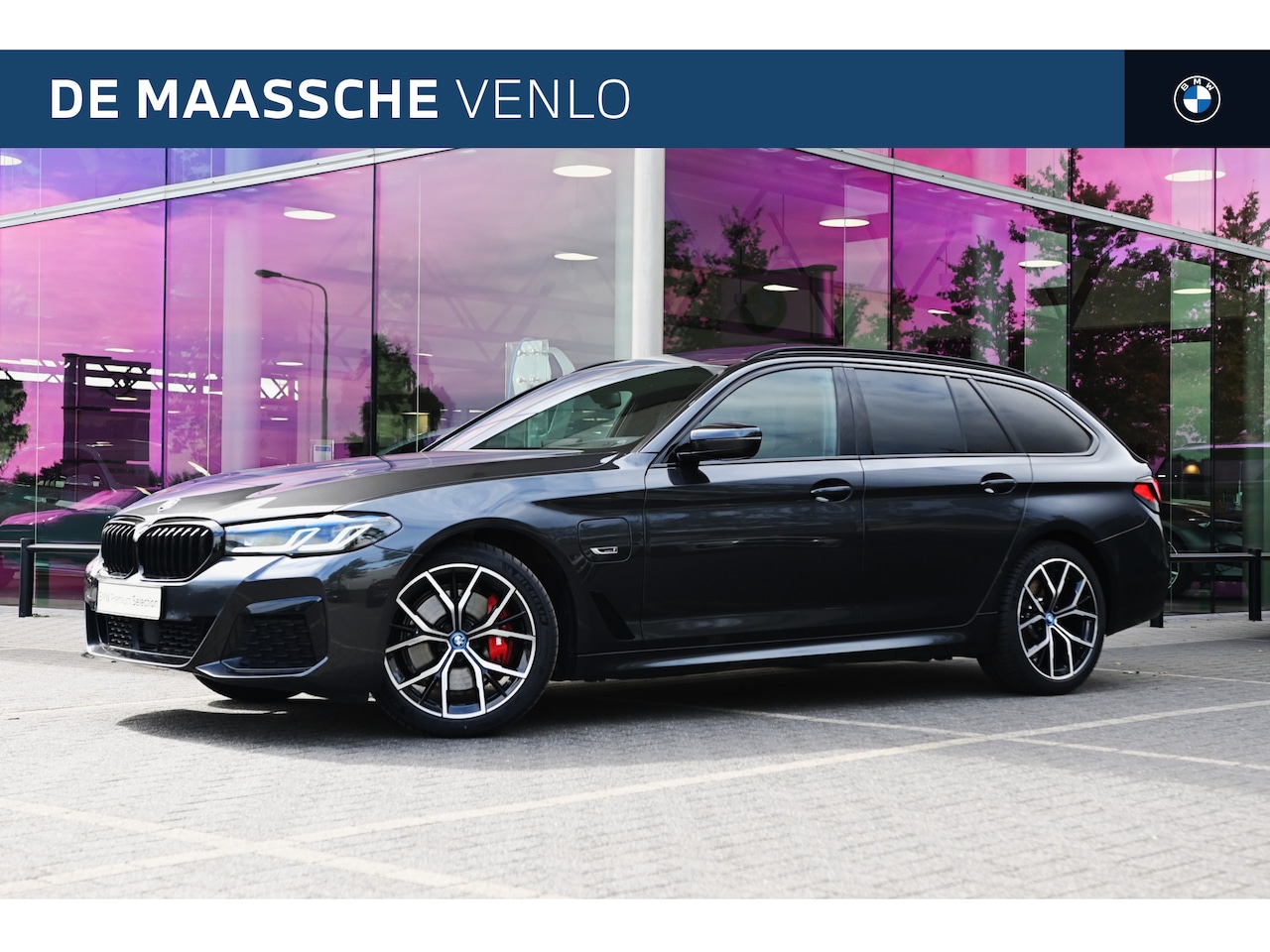 BMW 5-serie Touring - 530e xDrive High Executive M Sport Automaat / Panoramadak / Sportstoelen / Stoelverwarming - AutoWereld.nl