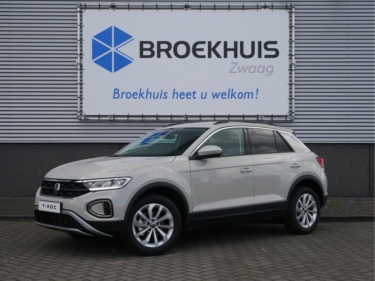 Volkswagen T-Roc - 1.0 TSI Life Edition | 17 inch LMV | Achteruitrijcamera | Keyless | PDC | - AutoWereld.nl