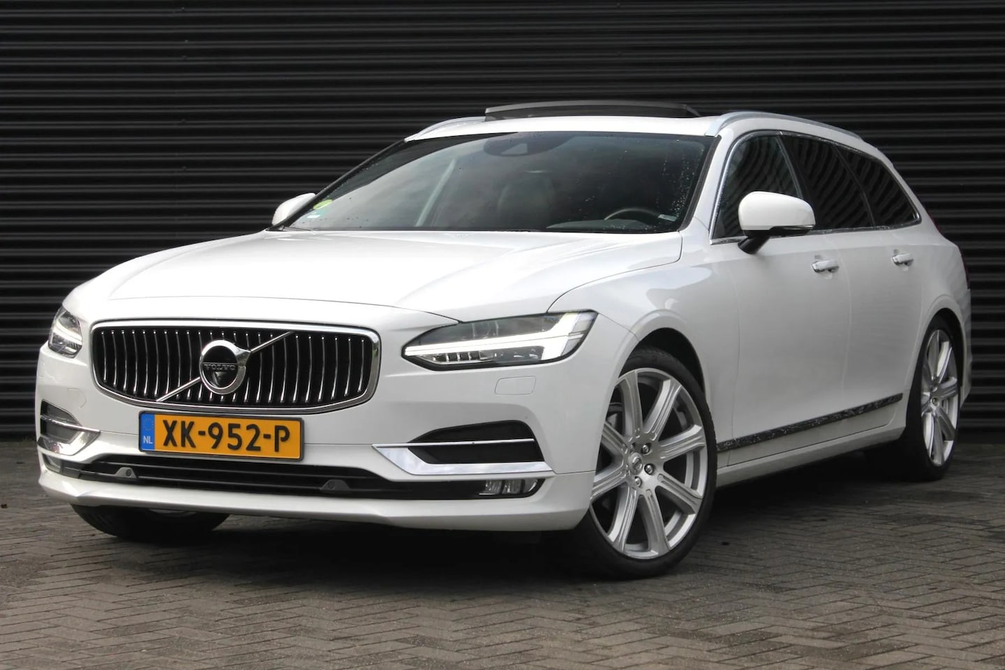 Volvo V90 - 2.0 D4 Inscription | Polestar | Pano | Trekhaak | Camera | - AutoWereld.nl