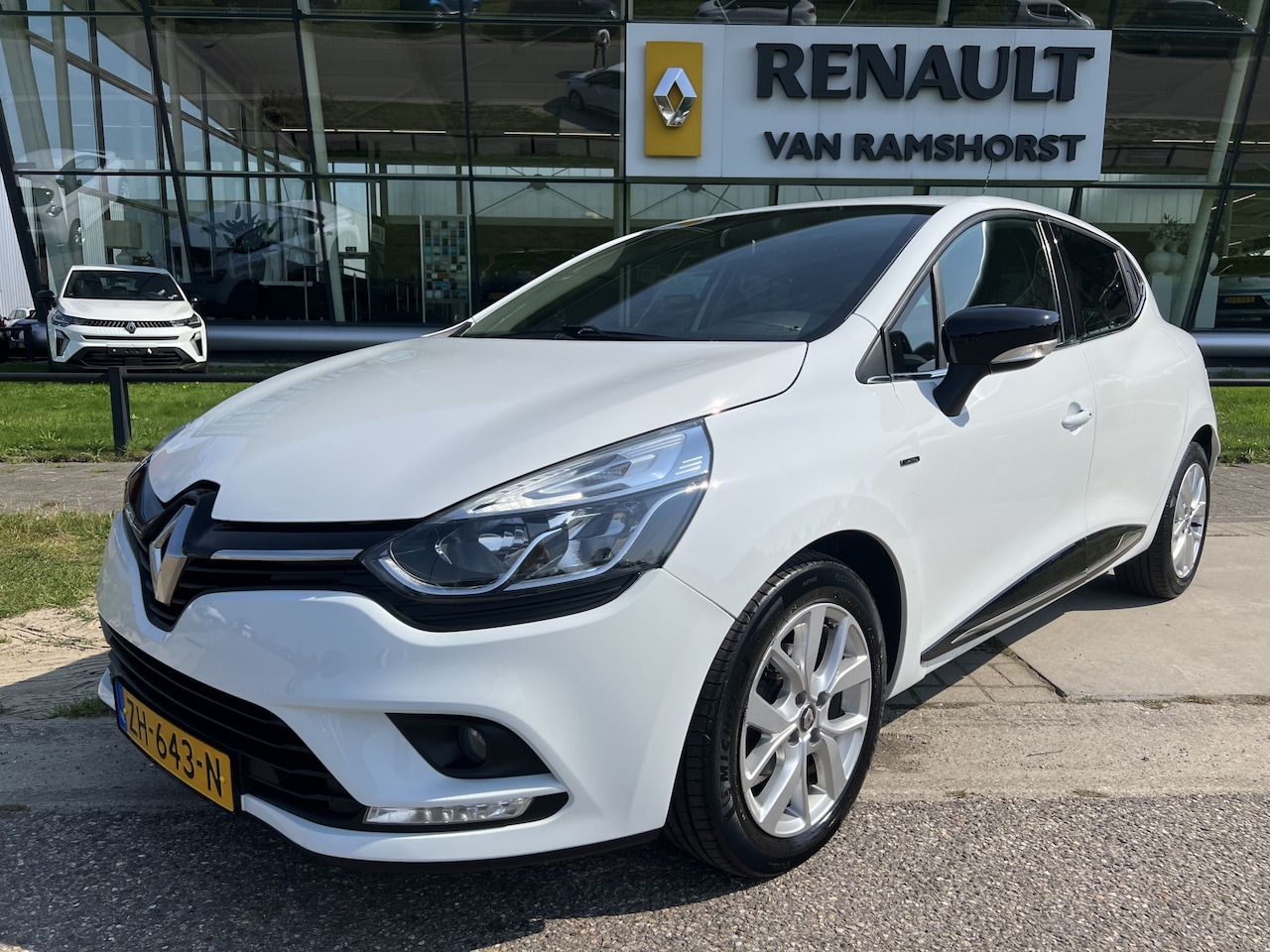 Renault Clio - 0.9 TCe Limited / Keyless / Cruise / PDC A / Airco / Applecarplay - Androidauto / DAB / - AutoWereld.nl