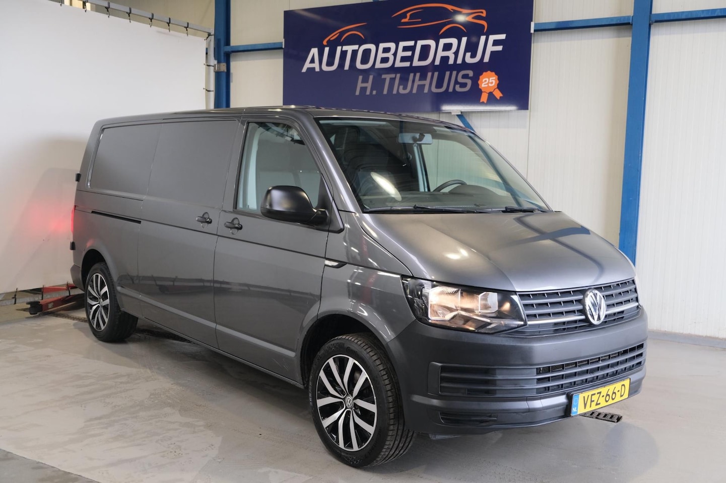 Volkswagen Transporter - 2.0 TDI L2H1 150 PK - Airco, Trekhaak. - AutoWereld.nl