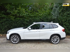 BMW X1 - SDrive20i Panoramadak/leer-comfort/trekhaak/dealer onderhouden