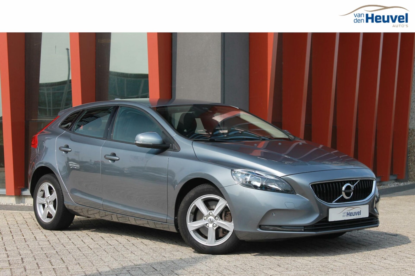 Volvo V40 - T2 Momentum Automaat | Parkeercamera | Stoelverwarming | Regensensor | L.M. velgen - AutoWereld.nl