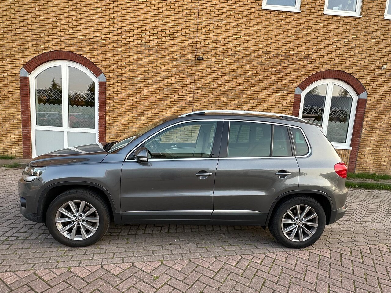 Volkswagen Tiguan - 2.0 TDI Sport&Style R-line Edition - AutoWereld.nl