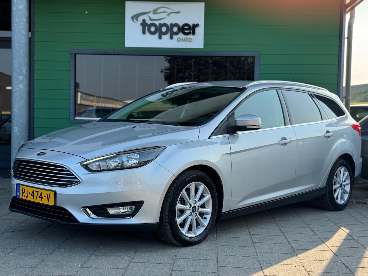 Ford Focus Wagon - 1.0 Titanium / Navigatie / CruiseControl / - AutoWereld.nl