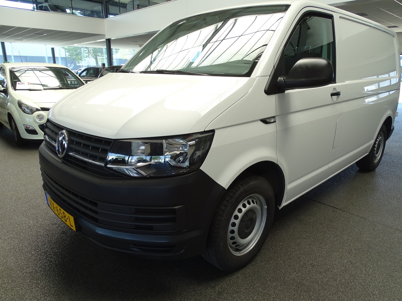 Volkswagen Transporter - 2.0 TDI L1H1 Airco,  Achterdeuren, Trekhaak, Zeer netjes - AutoWereld.nl