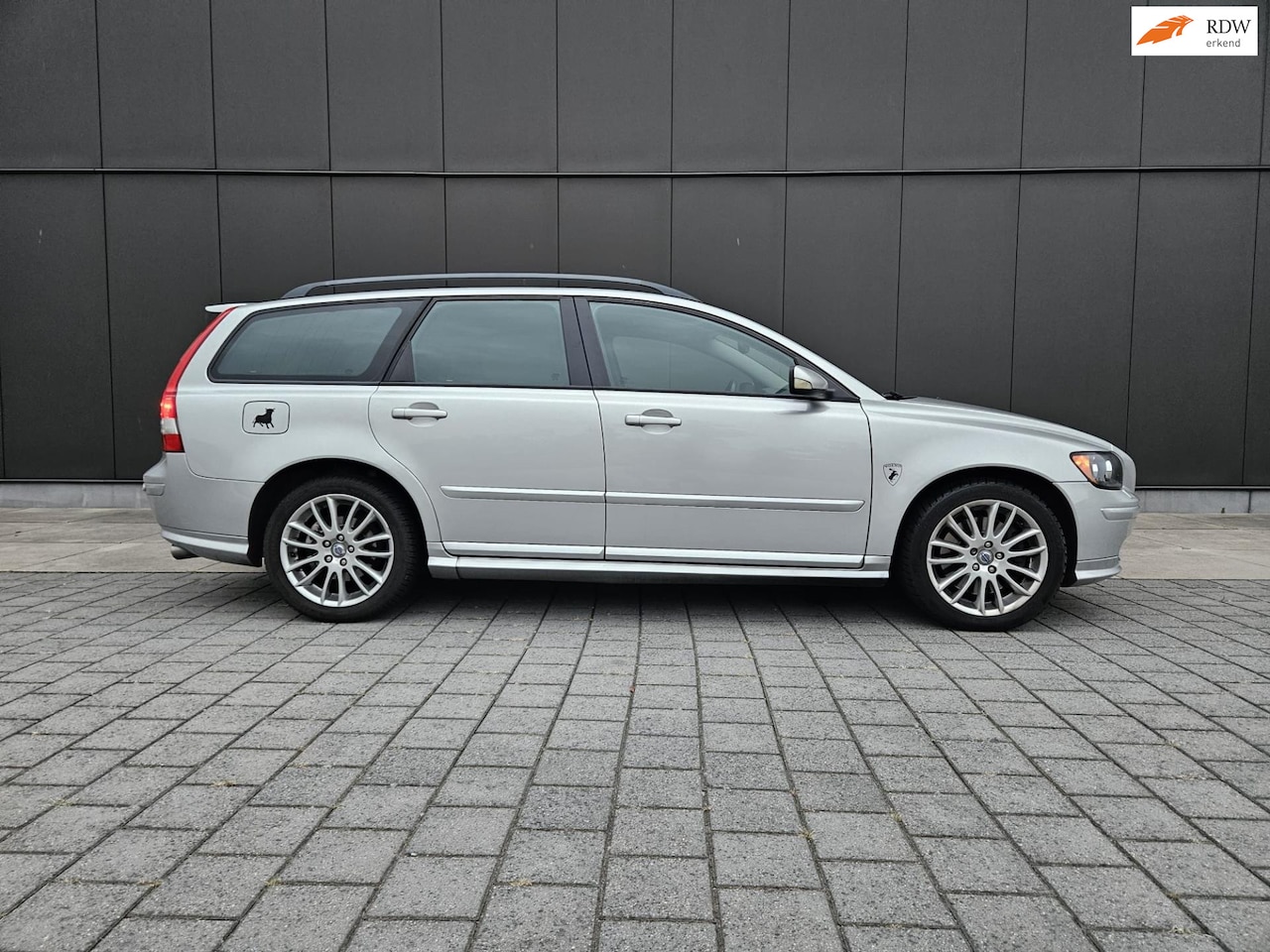 Volvo V50 - 2.5 T5 Summum/ R DESIGN/ AUTOMAAT/ NAVI/ STOELVERW/ TREKHAAK - AutoWereld.nl