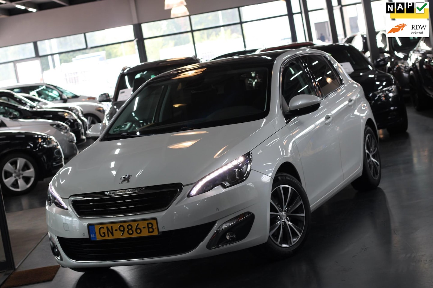 Peugeot 308 - 1.2 PureTech Allure|DAK|SPORTVELGEN|AIRCO|VOLL| - AutoWereld.nl