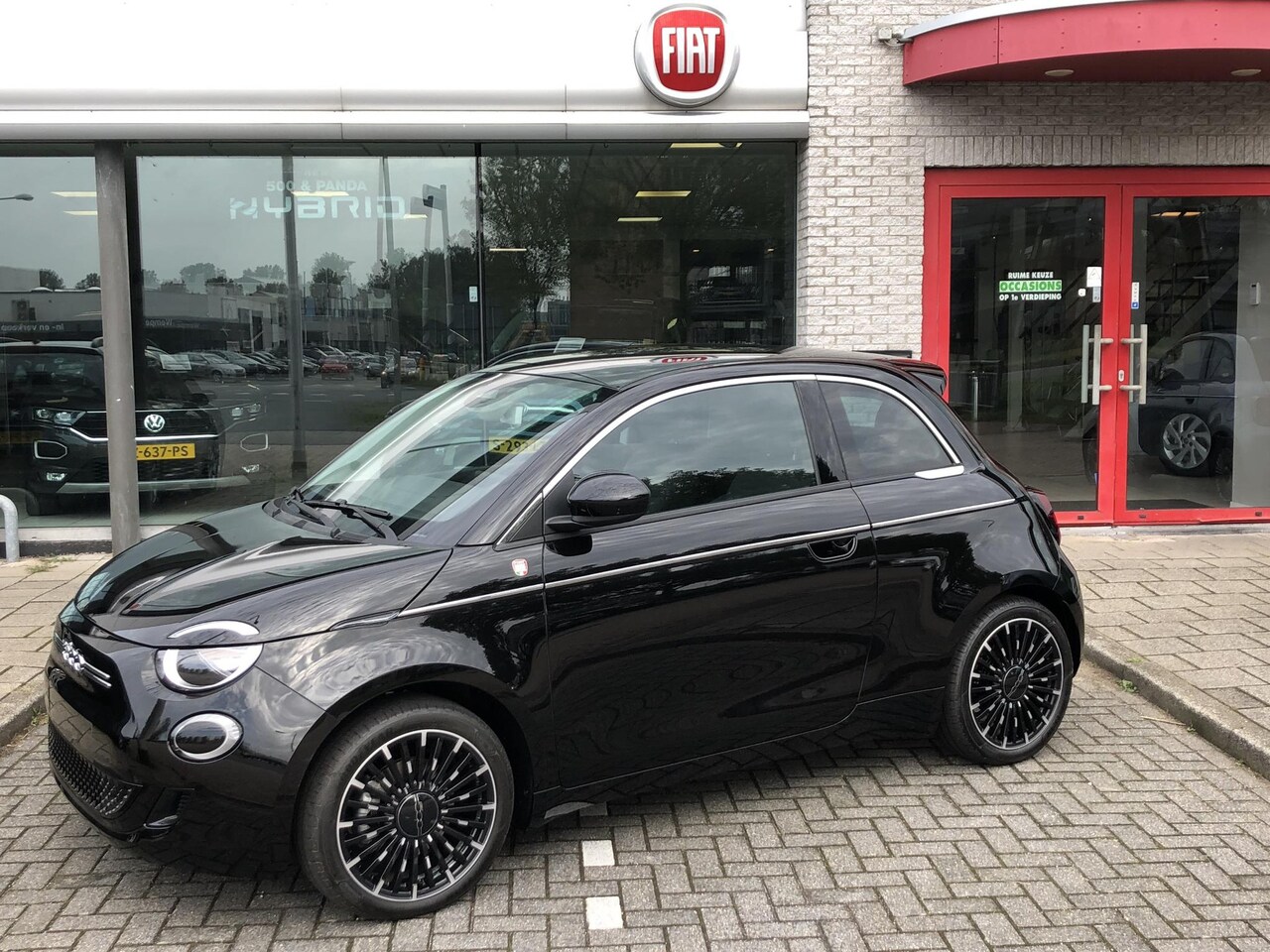 Fiat 500e - 3+1 Icon 42 kWh NAVI|CLIMATE|CAMERA|STOELVERWARMING|17"|APPLE/ANDROID - AutoWereld.nl