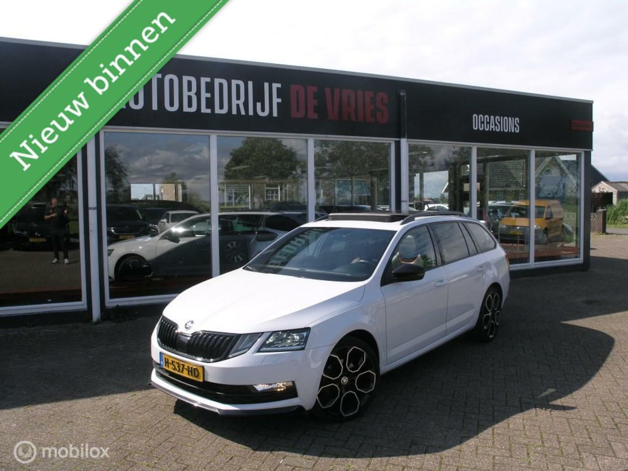 Skoda Octavia Combi - 1.5 TSI Sportline Pano/Leder/19Inch/Metallic-lak - AutoWereld.nl