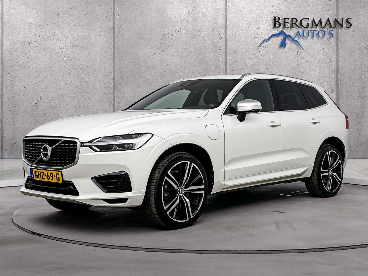 Volvo XC60 - 2.0 T8 Twin Engine AWD R-Design // LUCHTVERING // 21 INCH // 1e EIGENAAR // - AutoWereld.nl