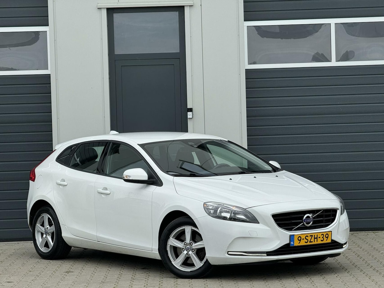 Volvo V40 - 1.6 T3 Momentum / Led / NAP - AutoWereld.nl