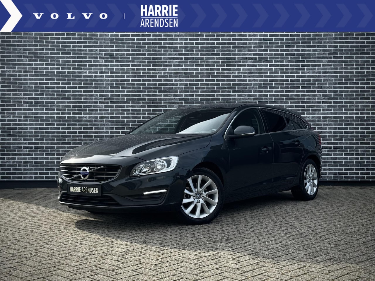 Volvo V60 - 1.5 T3 Momentum | Leder | Navigatie | Afneembare trekhaak | Getint glas - AutoWereld.nl