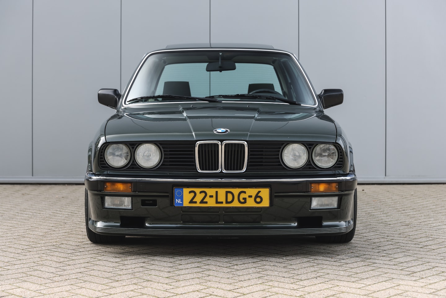 BMW 3-serie - 320i Geheel roest, schade en deukvrij. Originele lak, nooit gespoten. M tech 1. Oldtimer. - AutoWereld.nl