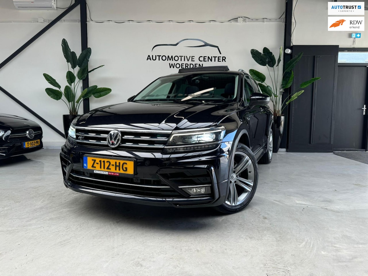 Volkswagen Tiguan - 2.0 TSI 4Motion R-Line PANO VIRTUAL CAM - AutoWereld.nl