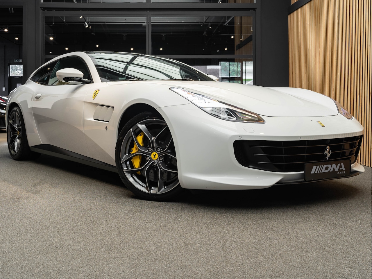 Ferrari GTC4 - V8 Lusso T Carbon Pano Lift 3.9 V8 Lusso T Apple Carplay Surround Ventilatie - AutoWereld.nl