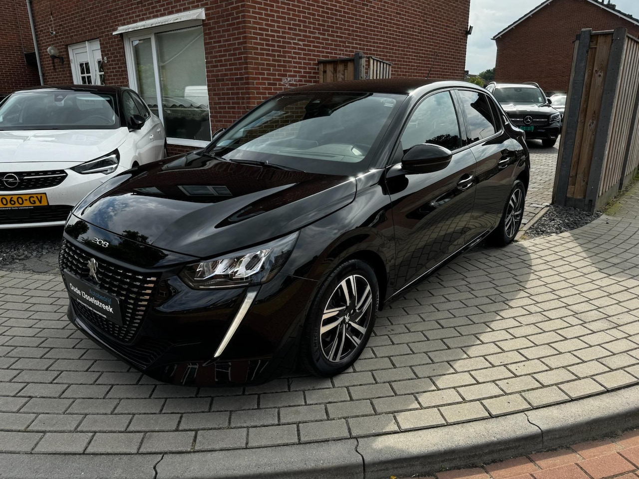 Peugeot 208 - 1.2 PureTech Allure 1.2 PureTech Allure, Virtueel 3D Display, Apple Carplay, 360 achterruitrijcamera - AutoWereld.nl