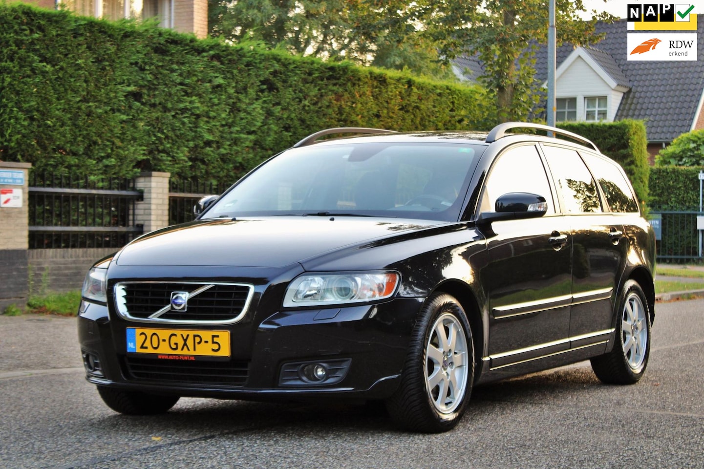 Volvo V50 - 2.4 Momentum | AUTOMAAT | CLIMA | CRUISE | LEDER | TREKHAAK | ZEER MOOIE GOED ONDERHOUDEN - AutoWereld.nl