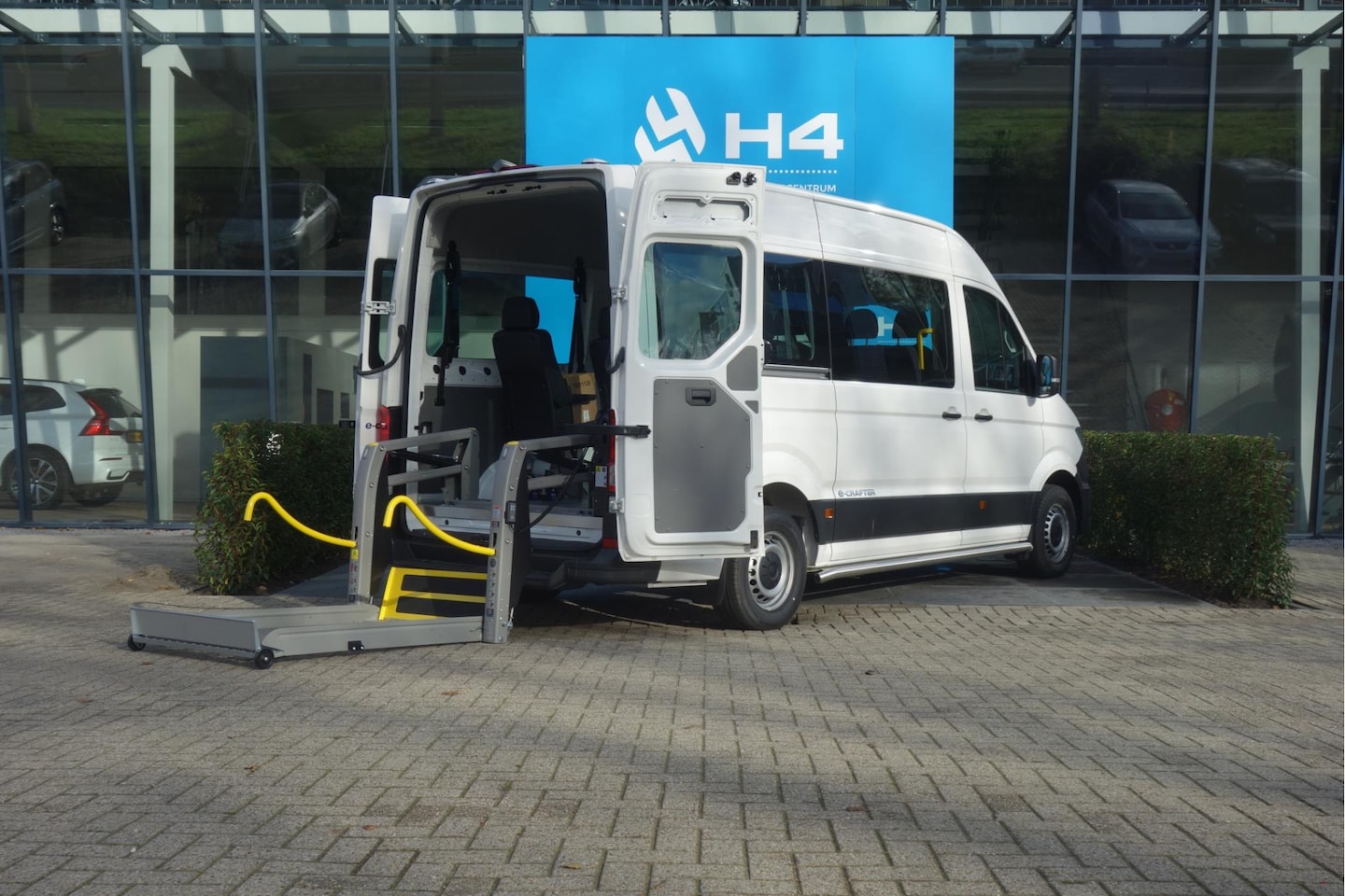 Volkswagen Crafter - e-Crafter L3H3 36 kWh Rolstoelbus + Lift | Meerdere beschikbaar! - AutoWereld.nl