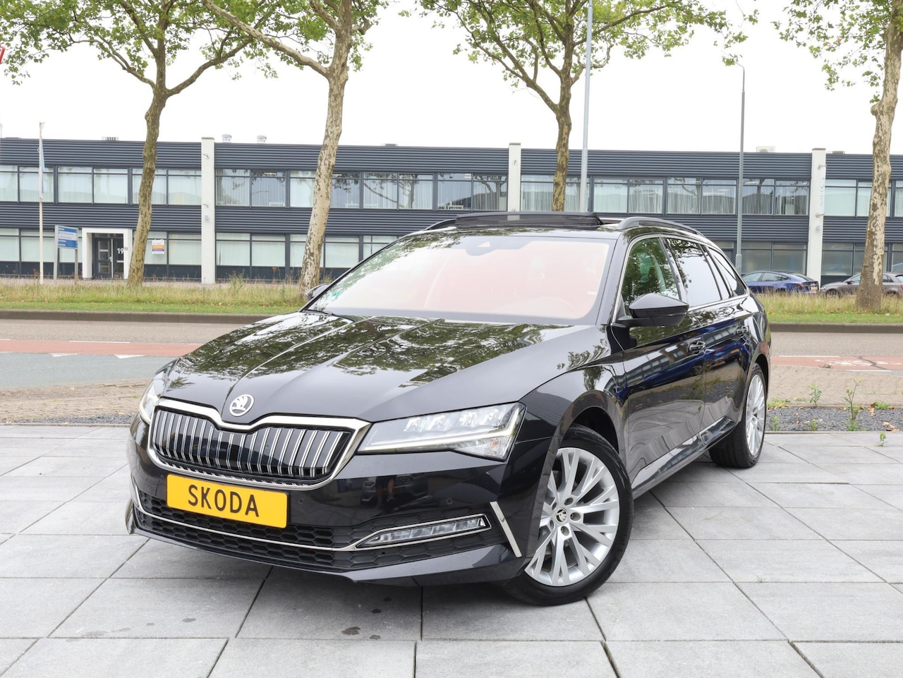 Skoda Superb Combi - 1.4 TSI iV PHEV 218PK | Panoramadak | Keyless Go & Entry | Elektrische kofferklep | Adapti - AutoWereld.nl