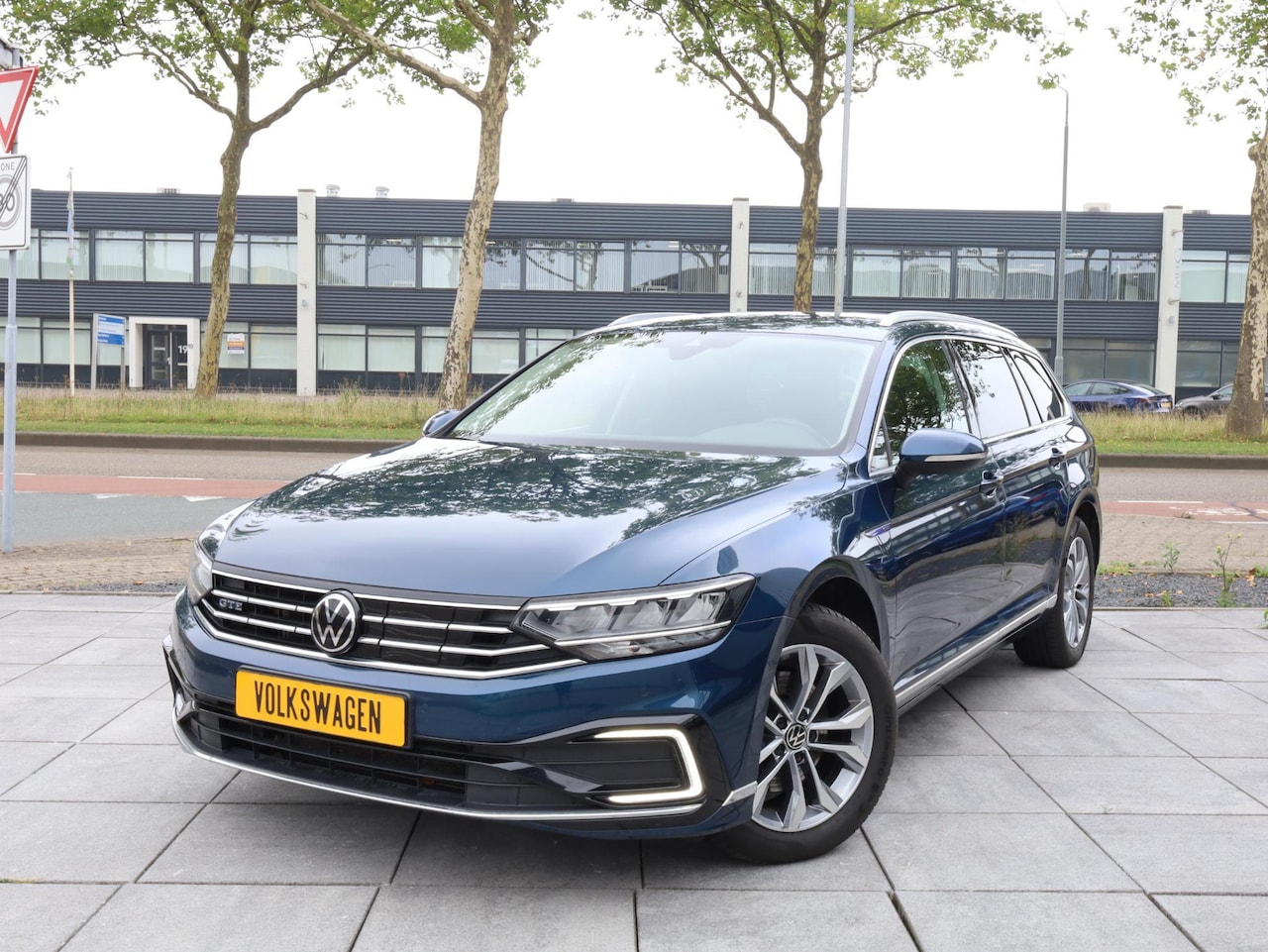 Volkswagen Passat Variant - GTE 1.4 TSI PHEV 218PK | Achteruitrijcamera | Adaptive Cruise | Dodehoekdetectie | Carplay - AutoWereld.nl