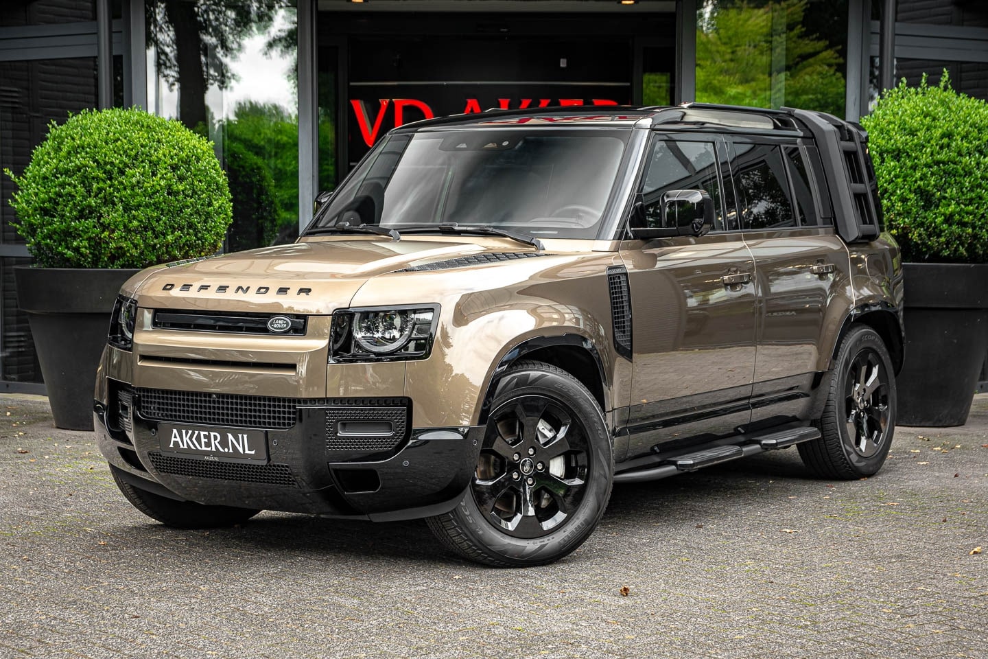 Land Rover Defender 110 - LANDROVER P400e X-DYNAMIC SE BLACK PACK+HEADUP+PANO.DAK+TREKHAAK - AutoWereld.nl