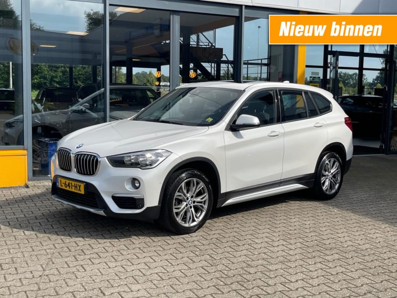 BMW X1 - sDrive18i High Executive - schuif/kanteldak - navi - trekhaak - AutoWereld.nl