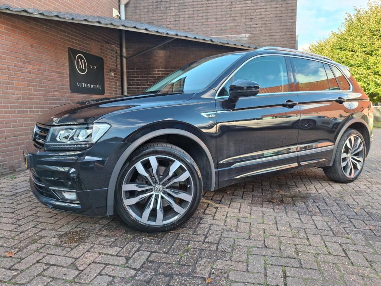 Volkswagen Tiguan - 2.0 TSI 4Motion Highline R-Line DSG Navigatie / Car Play / Xenon / Trekhaak / Stoelverwarm - AutoWereld.nl