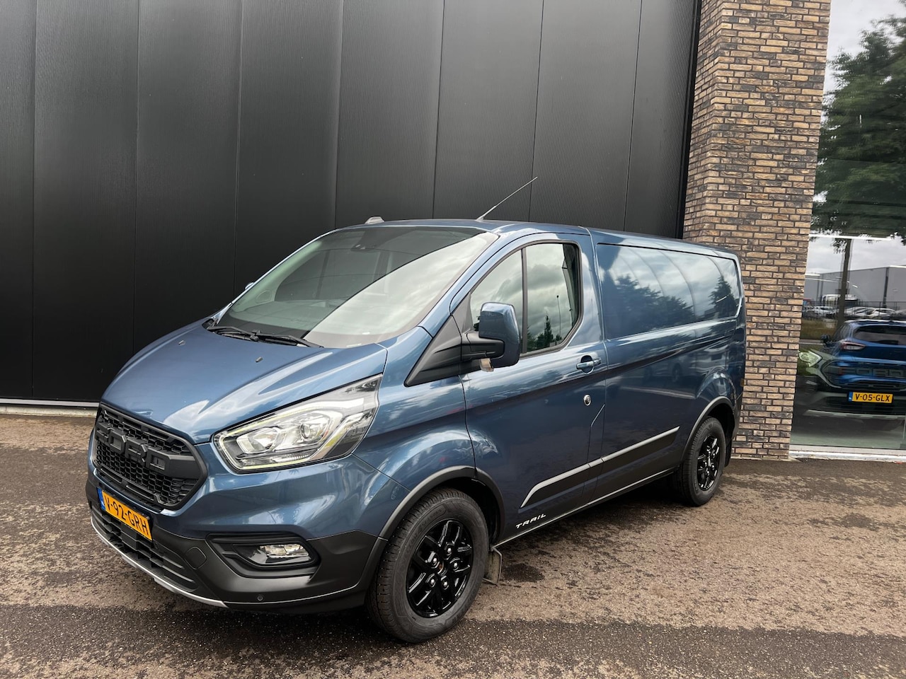 Ford Transit Custom - 300 2.0 TDCI 130pk L1H1 Trail Navi, Winter, Trekhaak, Camera, BLIS etc. etc. - AutoWereld.nl