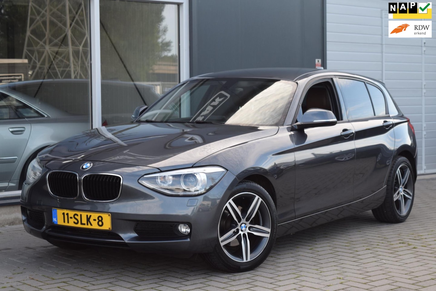 BMW 1-serie - 118d Business | Automaat | Navi | Leder | NAP + APK 10-2025 - AutoWereld.nl