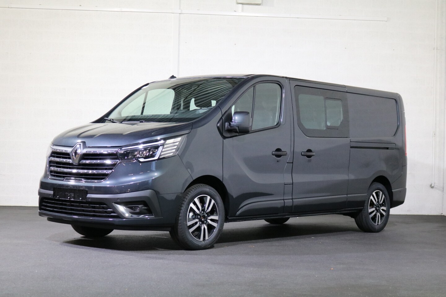 Renault Trafic - 2.0 dCi 170pk L2 H1 DC Airco Navigatie Camera 2x Schuifdeur Luxe - AutoWereld.nl