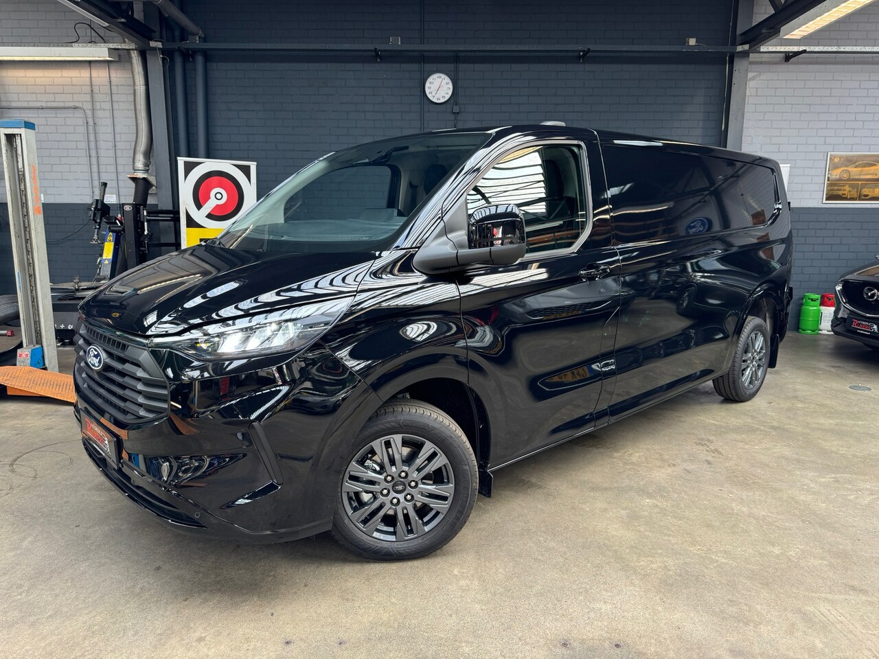 Ford Transit Custom - 320 2.0 TDCI L2H1 Limited 170pk Autom,Zwenktrekhaak,Apple carpl/android auto,ACC,Blis,Lane - AutoWereld.nl