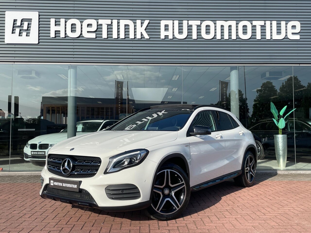 Mercedes-Benz GLA-Klasse - 200 AMG / Pano / Camera / Offroad / Volledig Mercedes dealer onderhouden - AutoWereld.nl