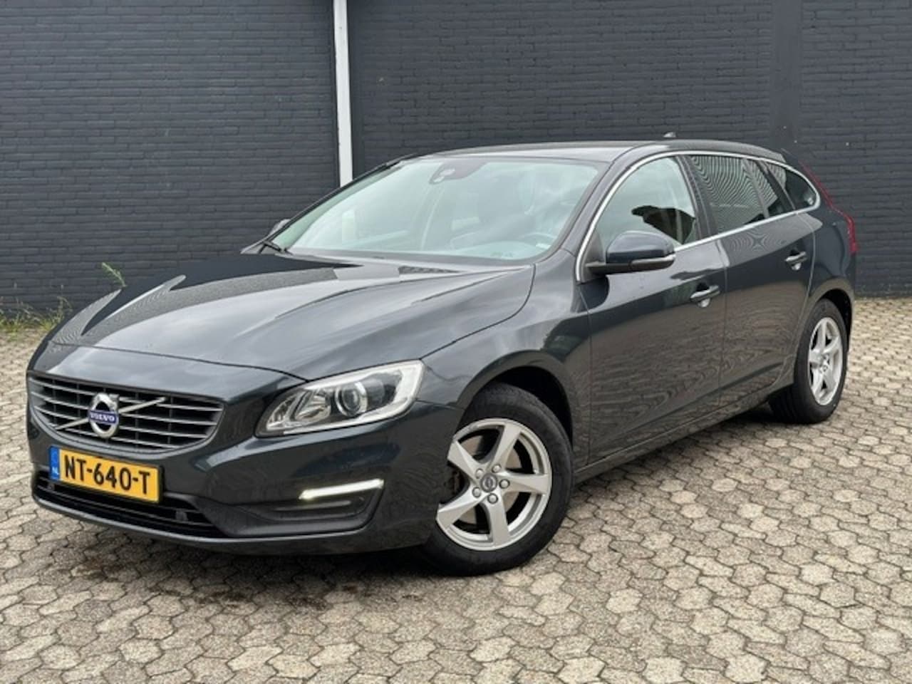 Volvo V60 - 2.0 D2 Nordic 2.0 D2 Nordic+, Navigatie, Stoelverwarming, Zeer mooie staat - AutoWereld.nl