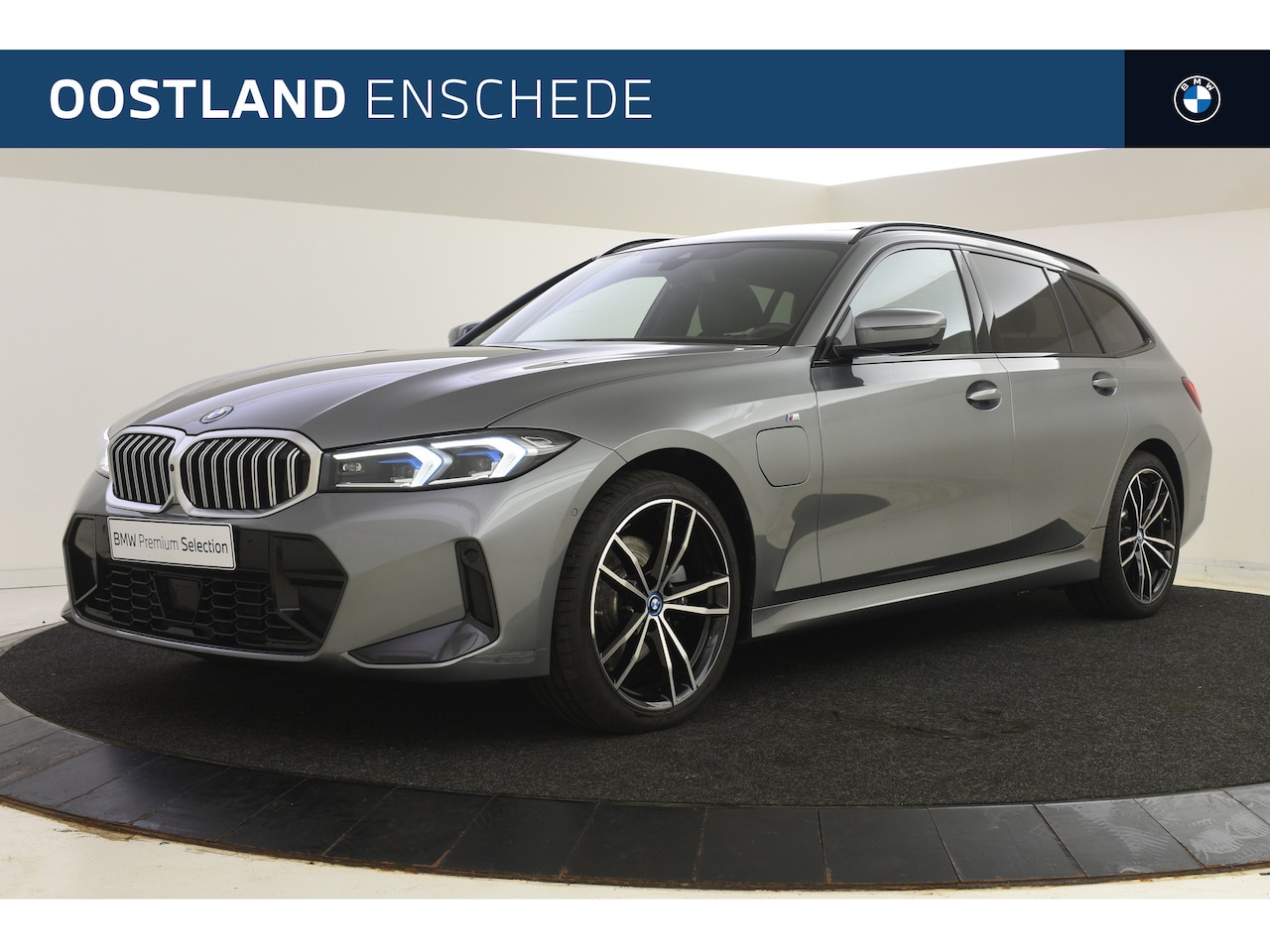 BMW 3-serie Touring - 330e xDrive High Executive M Sport Automaat / Panoramadak / Trekhaak / Sportstoelen / Stoe - AutoWereld.nl