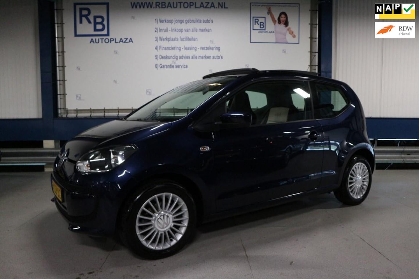 Volkswagen Up! - 1.0 AUTOMAAT / HIGH UP / LEER / DAK / NAVI / VELG ! ! ! - AutoWereld.nl