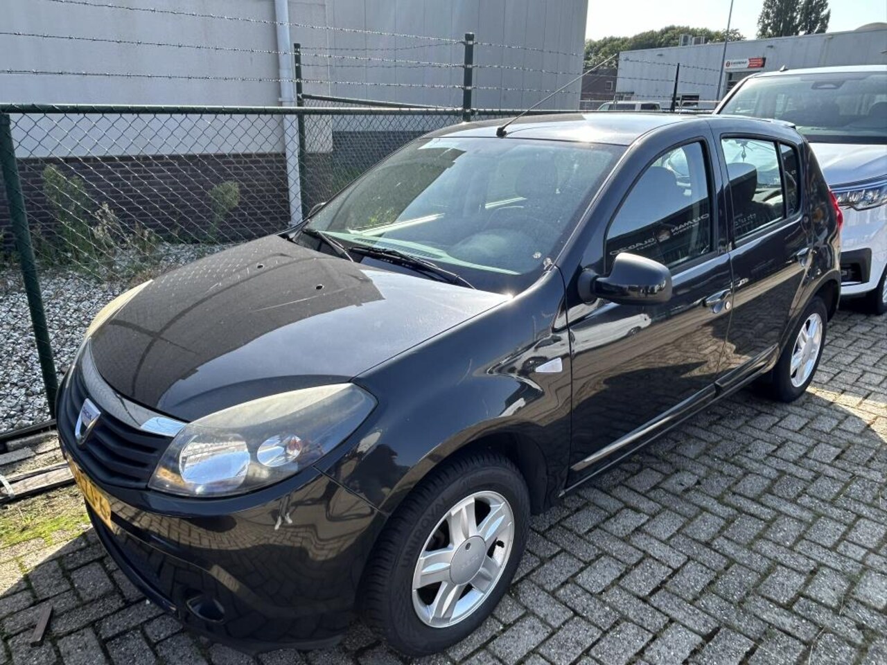 Dacia Sandero - 1.2 Blackline! 206.000km! AIRCO! BJ 2010! - AutoWereld.nl