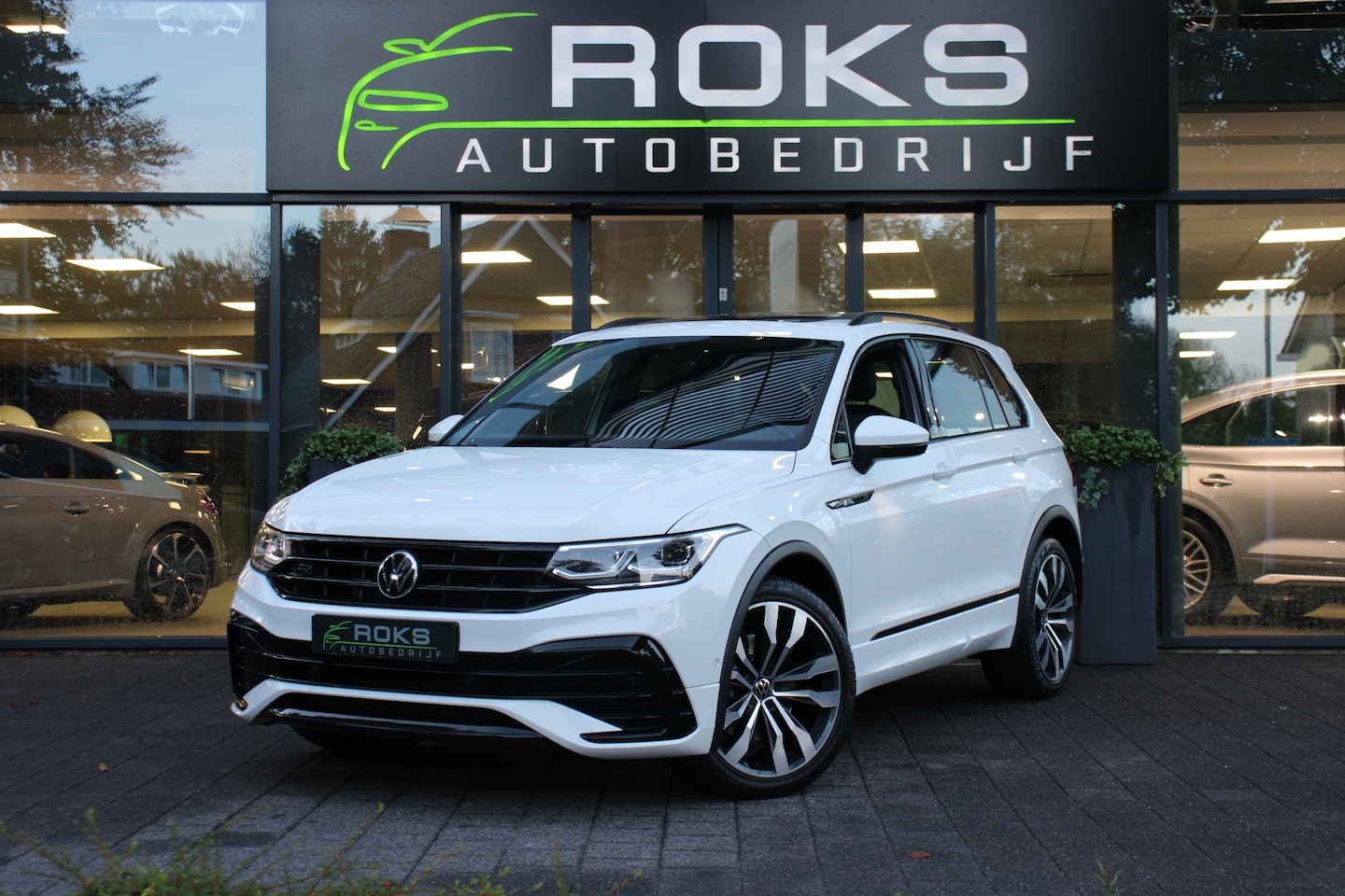 Volkswagen Tiguan - 2.0 TSI 4Motion Highline Business R Navi/Camera/Virtual/IQ/Panoramadak/H-leder/20Inch - AutoWereld.nl