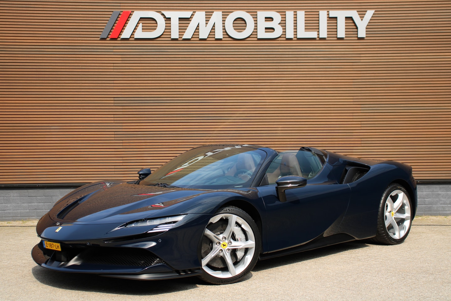 Ferrari SF90 Spider - 4.0 V8 | Blu Pozzi | Daytona Seats Cioccolato | - AutoWereld.nl