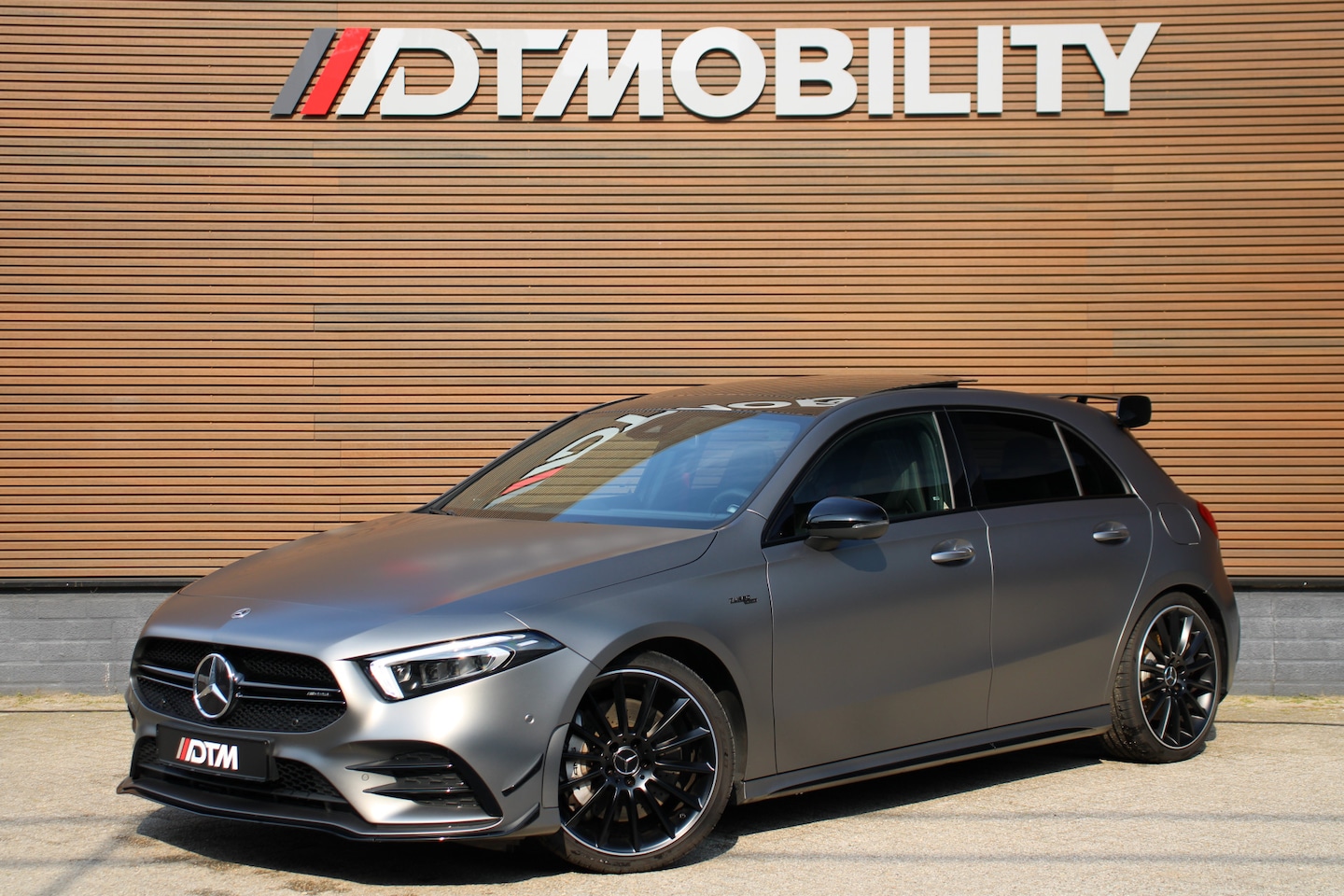 Mercedes-Benz A-klasse - AMG A35 4MATIC Premium Plus | Akrapovic | AMG Performance Stoelen | Pano | Burmester | - AutoWereld.nl