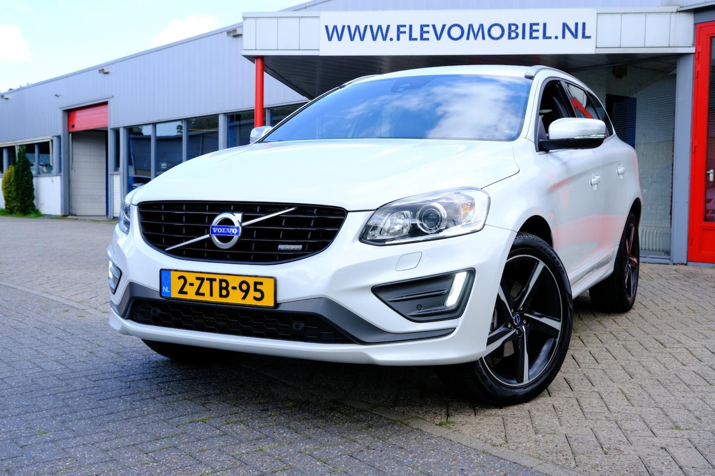 Volvo XC60 - 2.0 T5 245pk FWD R-Design Aut. Xenon|Navi|Leder-Alcantara|LMV - AutoWereld.nl