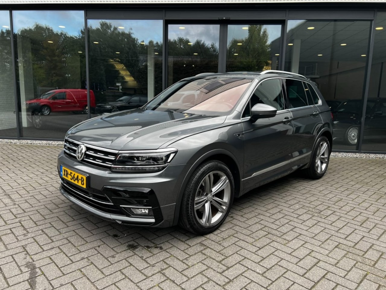 Volkswagen Tiguan - 1.4 TSI R-Line,LED,Pano,Digi Display,Elekt Trekhk,Adapt Cruise - AutoWereld.nl