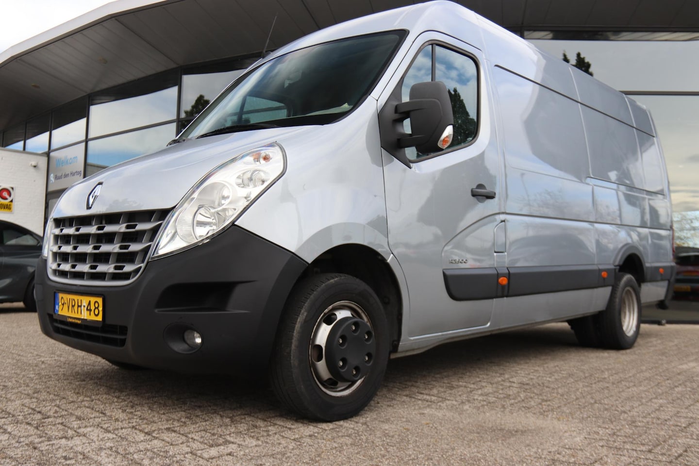 Renault Master - T35 2.3 dCi L3H3 DUBBEL LUCHT | TREKHAAK 3000KG | NAVI | CRUISE | AIRCO - AutoWereld.nl